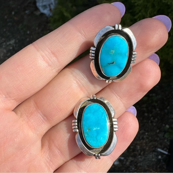Navajo Roger Apachito sterling silver clip earrings w/ natural turquoise - Picture 11 of 16